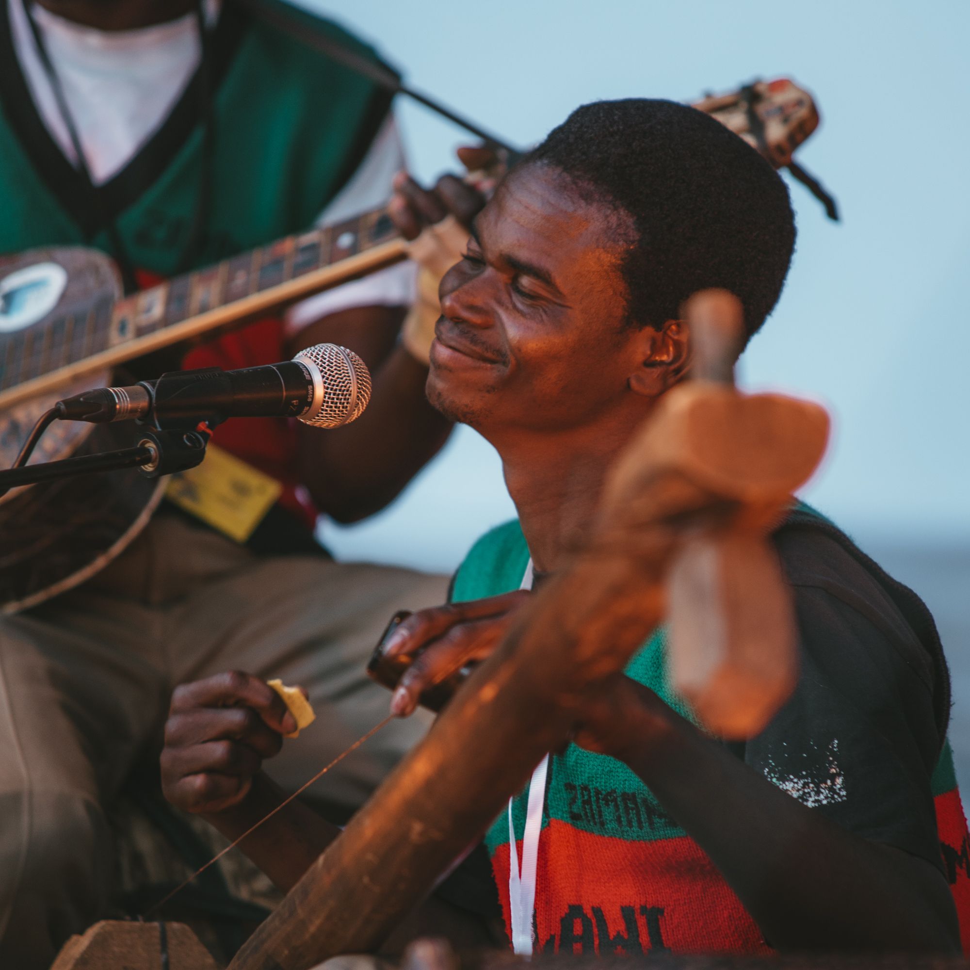 Yobu Maligwa performing with his babatone