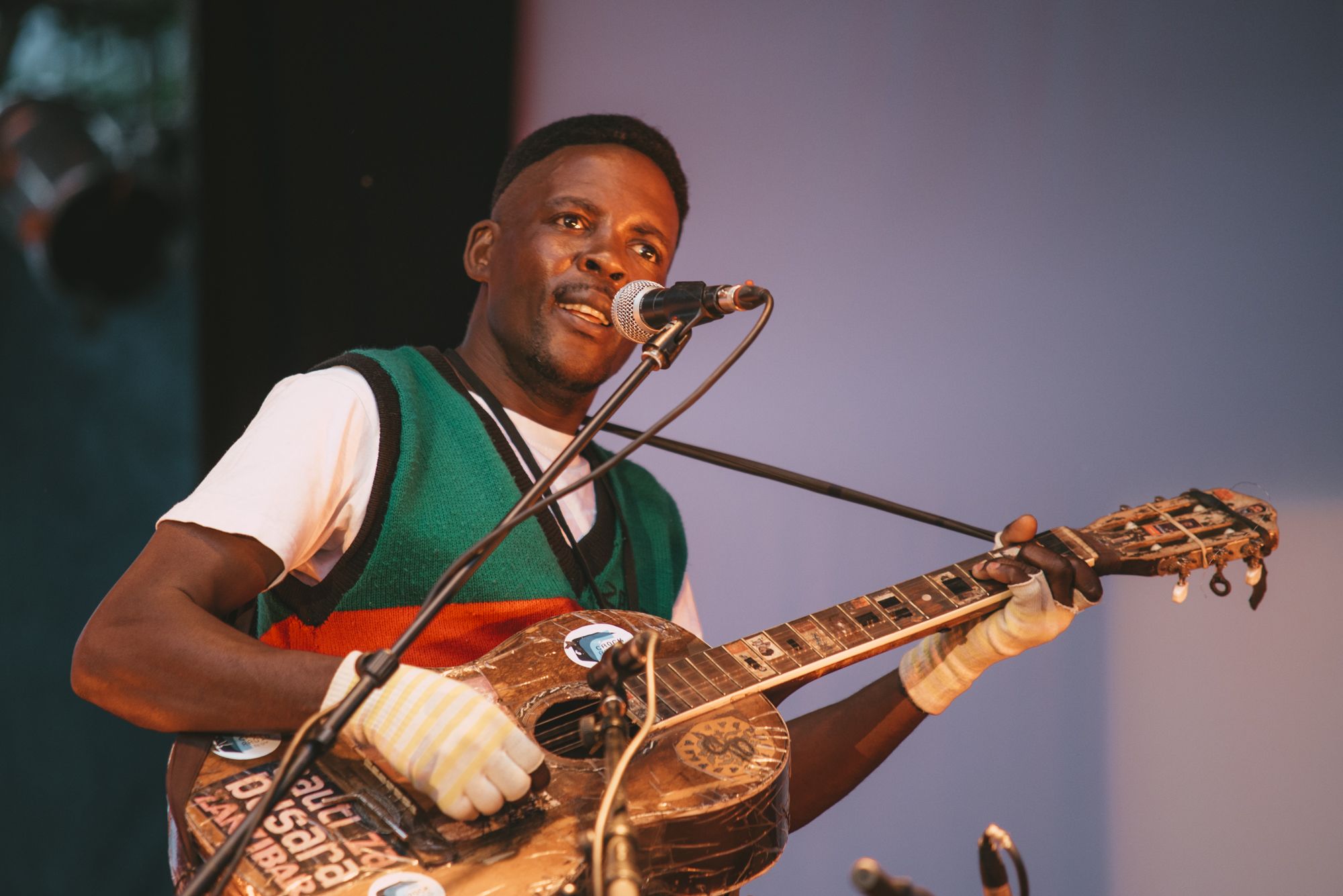 Yosefe Kalekeni performing with his banjo